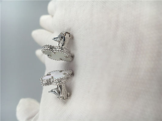 Qualität Kleiner Goldschmuck der Blumen-Bolzen-Ohrring-18K mit weißem Perlmutt Fabrik