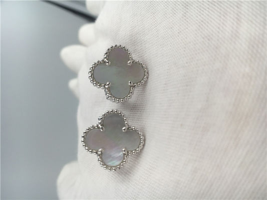 Qualität Kleiner Goldschmuck der Blumen-Bolzen-Ohrring-18K mit weißem Perlmutt Fabrik