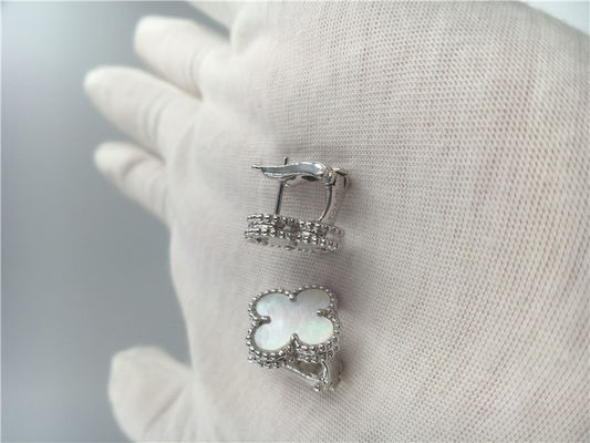 Qualität Kleiner Goldschmuck der Blumen-Bolzen-Ohrring-18K mit weißem Perlmutt Fabrik